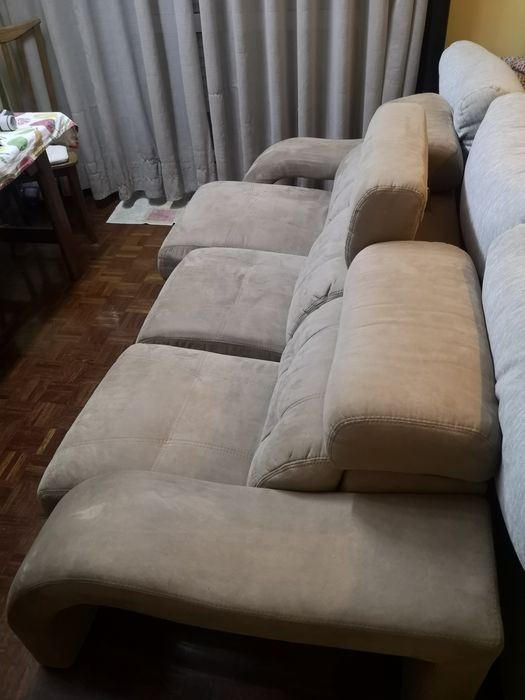 Sofá "De Luxe" + banco/mesa em camurça de excelente qualidade