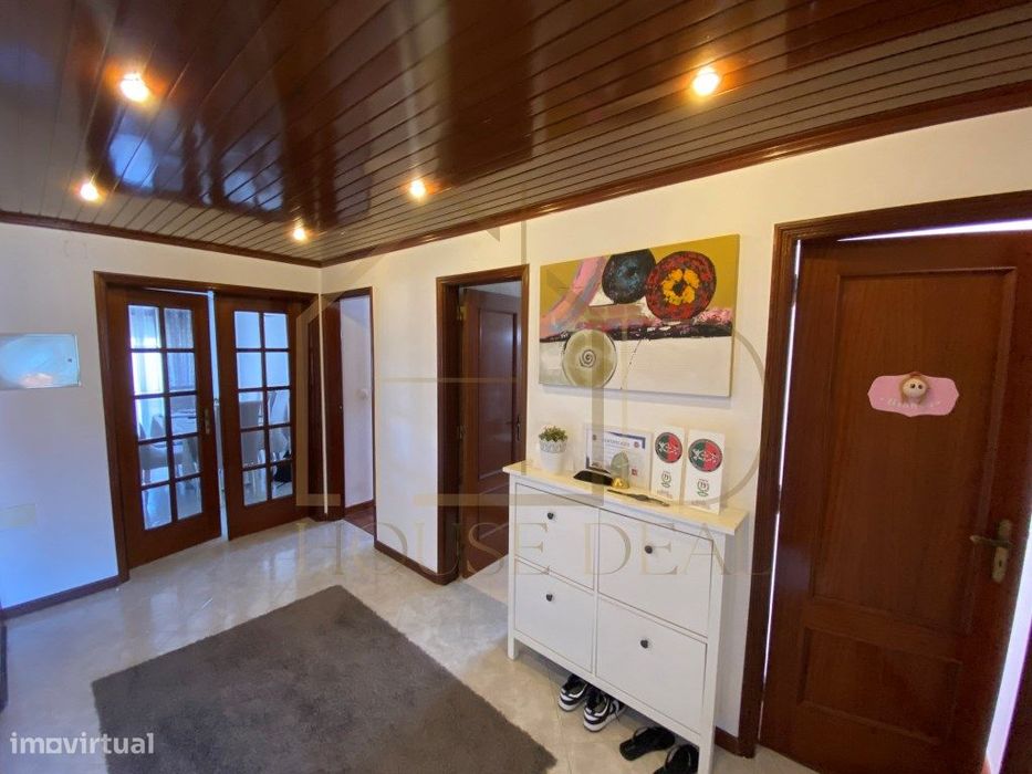 Apartamento T3 com áreas generosas no Centro da Moita