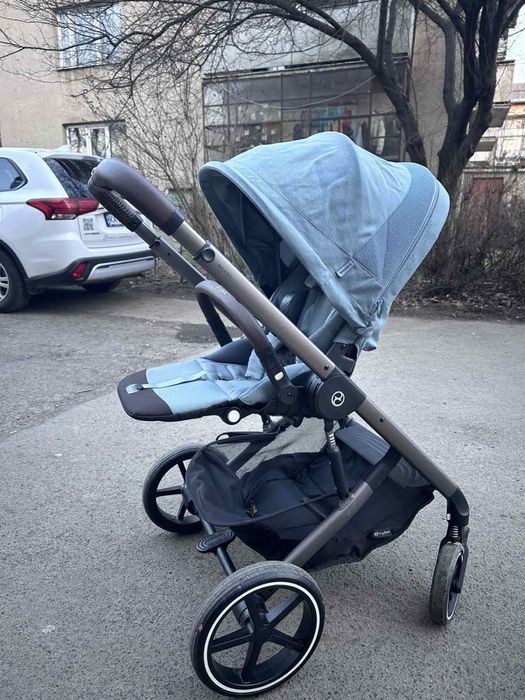 Дитяча коляска.