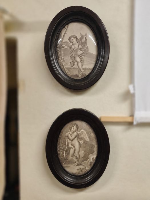 Quadros de Putti em madeira escura