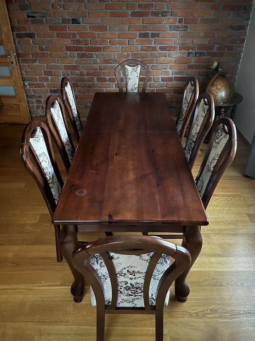 Stół z krzeslami robiony przez stolarza