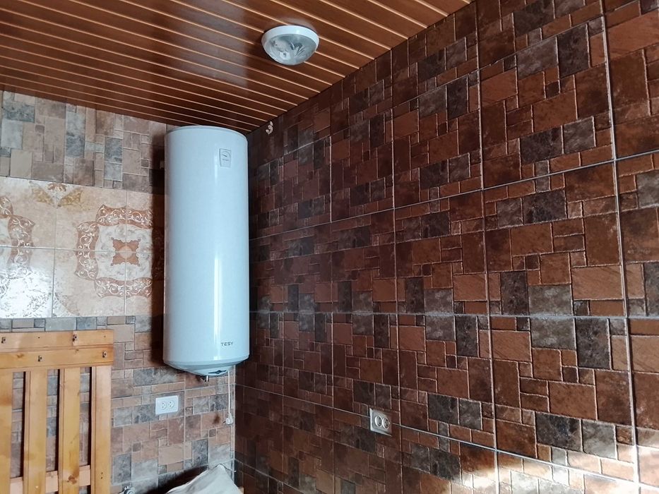 Житловий будинок з вбудованими приміщеннями комерційного призначення