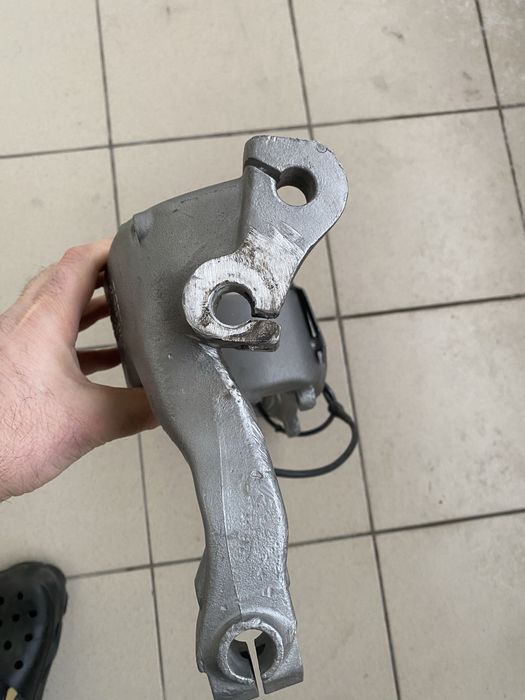 Поворотний кулак (правий) алюміневий ауді а8д2