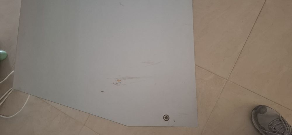 Aparador de televisão antiga com rodas