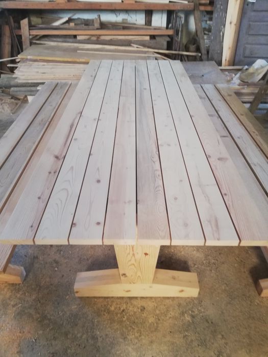 Conjunto de mesa e dois bancos.