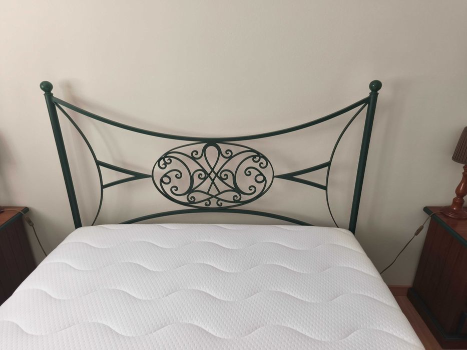 Cama de Casal em Ferro e Madeira Maciça