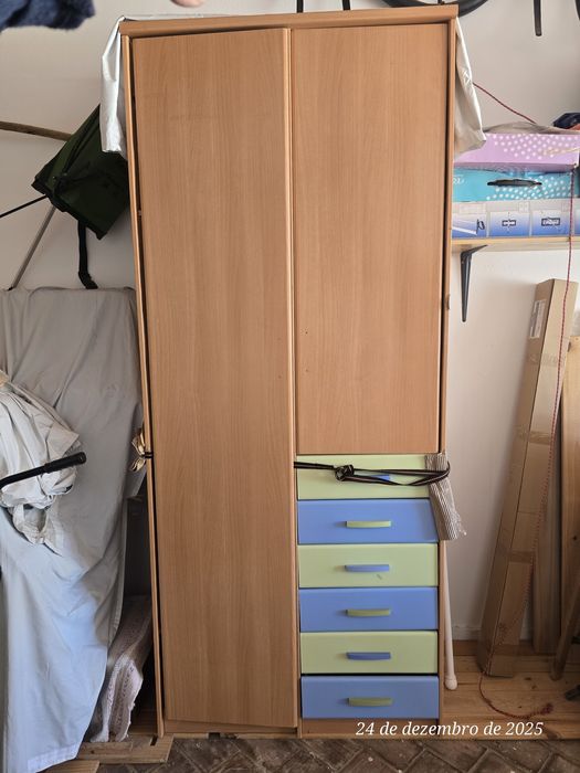 Roupeiro em madeira