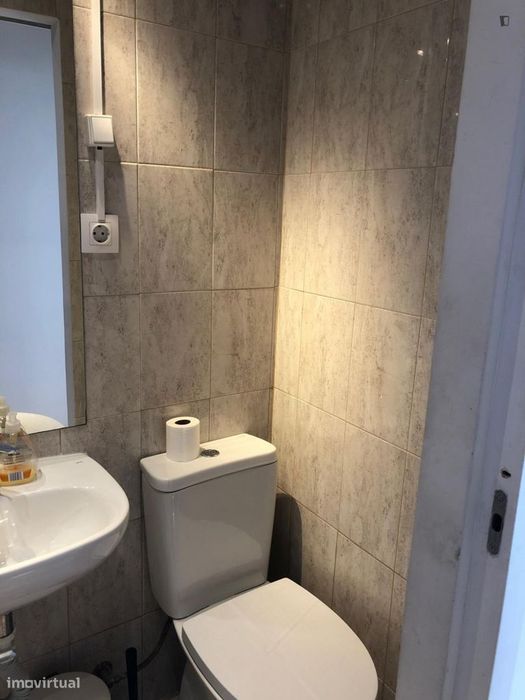 Quarto - localizado em São Sebastião Lisbon