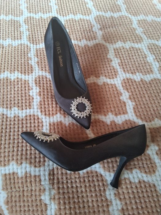 Sapatos de salto como novos