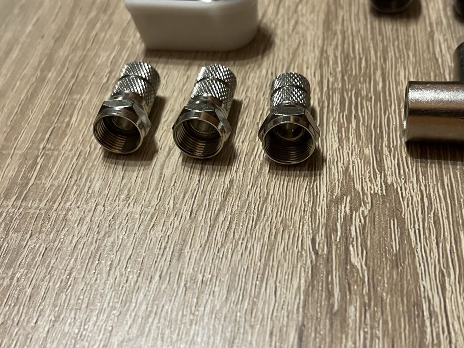 Zestaw TV/SAT: Odgałęźnik Teleste, kable Cabelcon, wtyki F, złączki