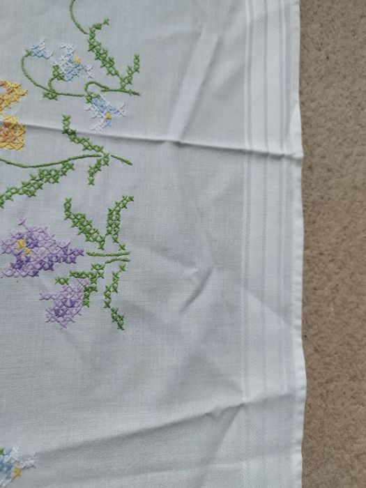 Obrus haftowany wiosenny 77 x 77