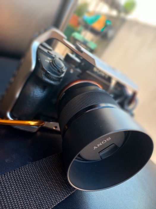 Sony Alpha 7 Mark III + cage + lente 50mm A-1.8