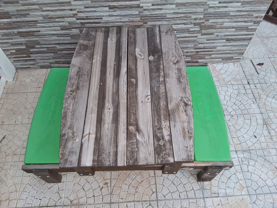 Mesa exterior infantil com caixa de areia