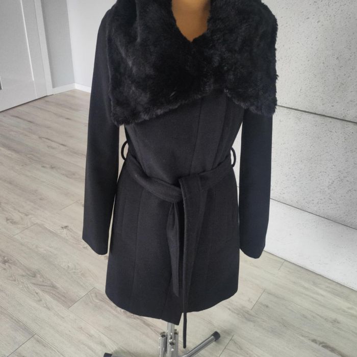 Krótki czarny płaszcz płaszczyk 34 mohito elegancki z futerkiem z kołn