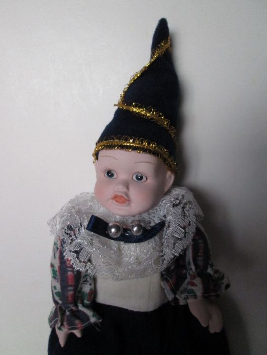 Boneca de colecção em porcelana