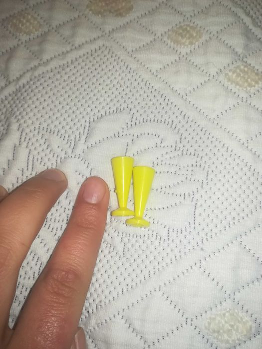 Copos Amarelos para Casa de Bonecas