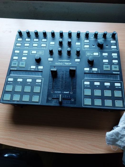 Mesa de mistura controladora novation está muito bom estado como novo