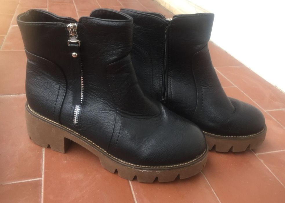 Botas pretas com fecho zíper