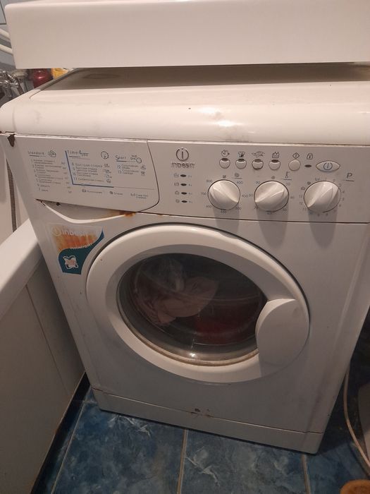 Продам стиральную машину Indesit WIUL83