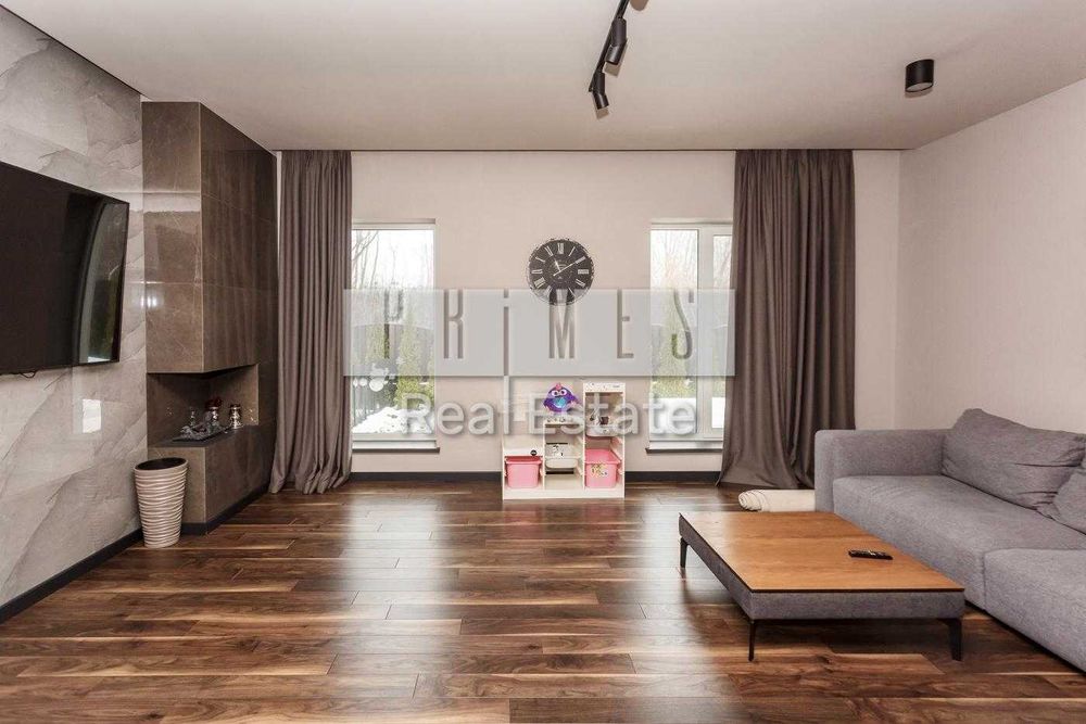 Продаж будинку 210 м2 з басейном Романків