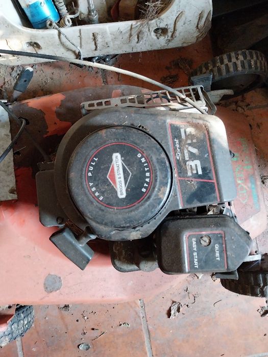 Duas máquinas corta relva (com tracção ) para desocupar