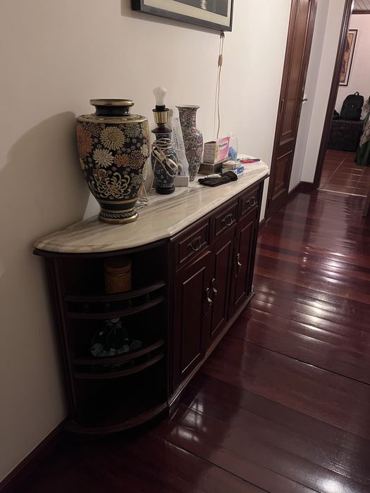 Comoda em madeira, com tampo de mármore