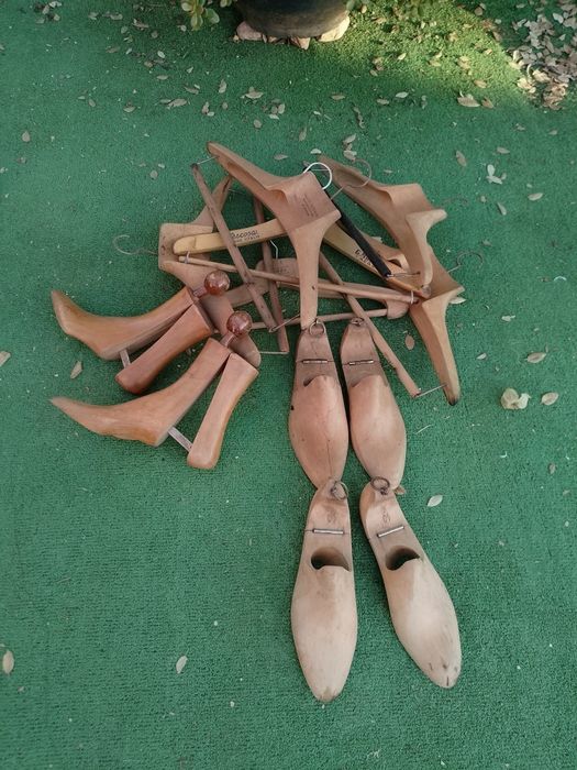 Cabides e moldes em madeira para sapatos.