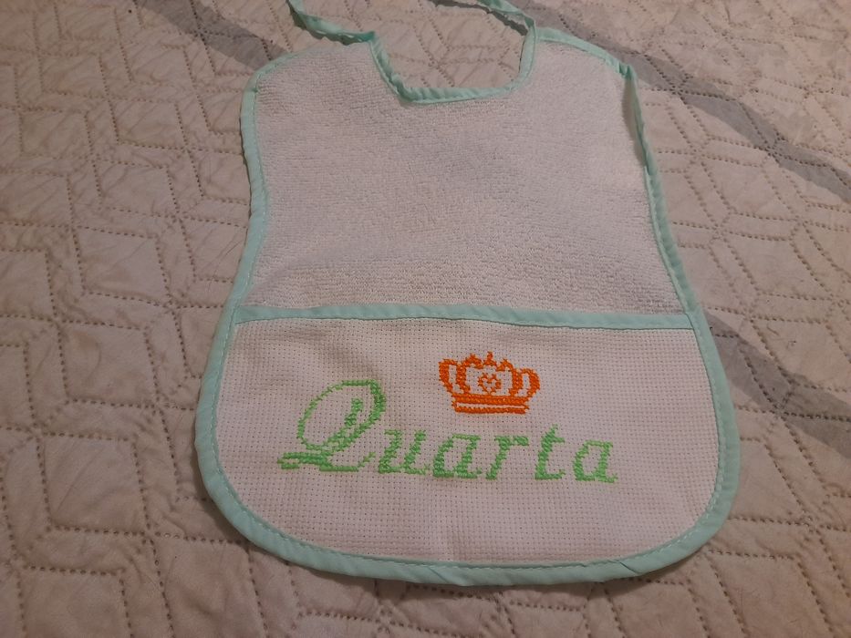 Babete bordada à mão em ponto cruz