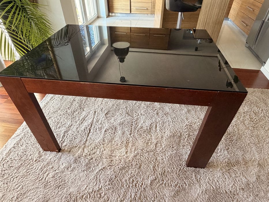 Sprzedam  stół z litego drewna. 95 cm na 135 cm rozkladany .