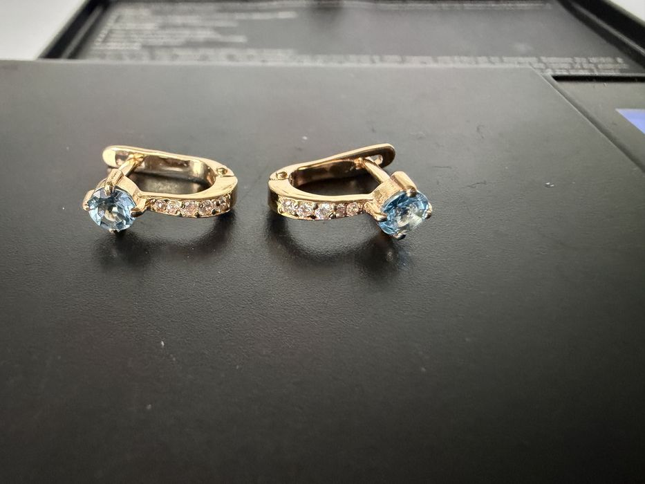 Серьги  золотые  585 пробы вес 1,95грам с камушками