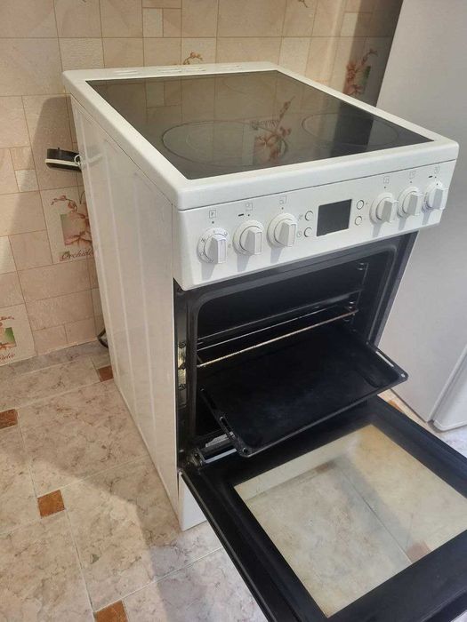 Електроплита BEKO CSE57300GW в гарному стані! Все працює!