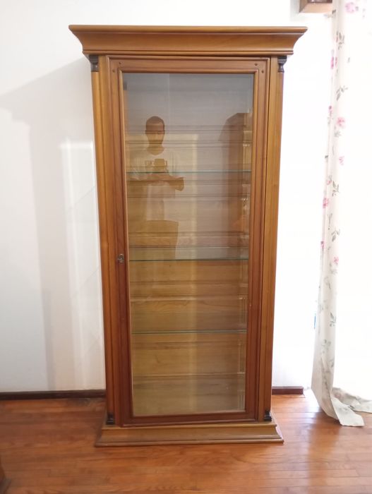 Vitrine em madeira