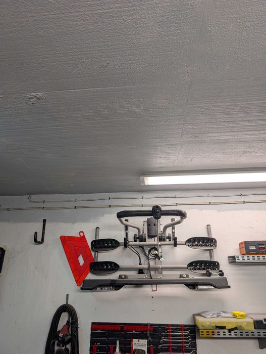 uchwyt rowerowy na hak na 2 rowery. rower damski biały.