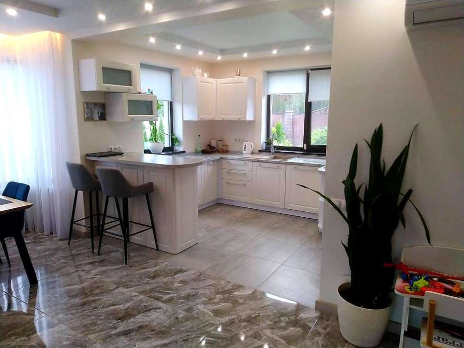 Теплий будинок біля лісу річки та Київського моря без %