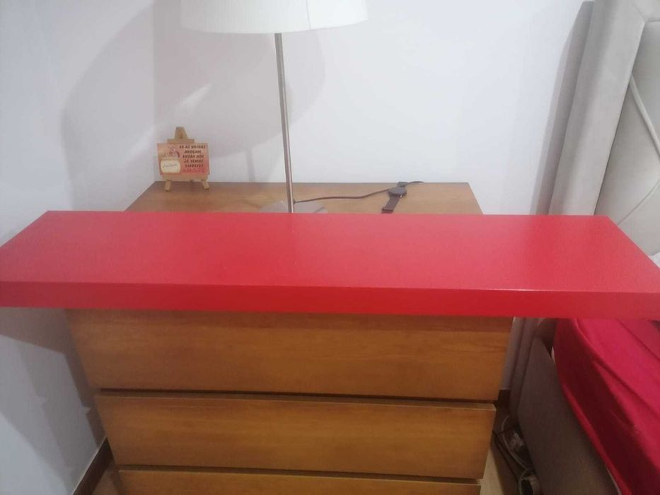 Prateleiras vermelhas IKEA