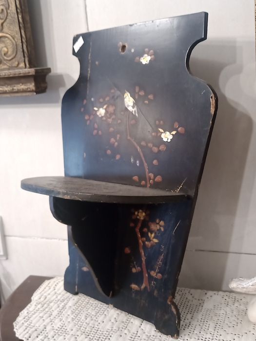 Peanha antiga em madeira pintada a mão