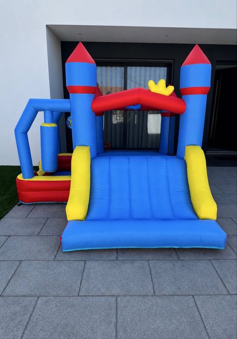 Alugo insuflavel para festas
