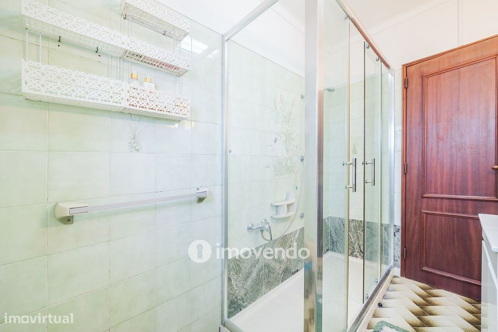 Quinta isolada T3+1 com áreas amplas e terreno de 2022m², em Colares