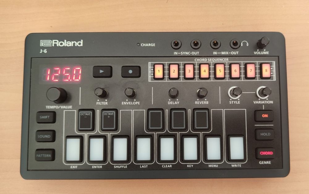 Roland Aira Compact j-6