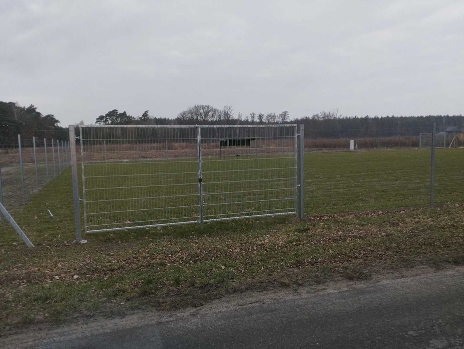 Montaż płot panelowy gabionowy betonowy siatka leśna