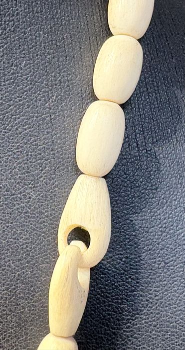 Lindo antigo precioso colar africano esculpido