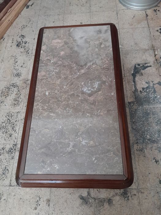 Mesa com tampo em pedra