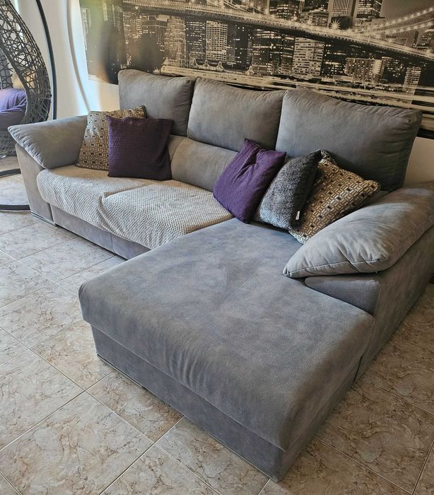 Sofá grande com chaise longue cinza claro