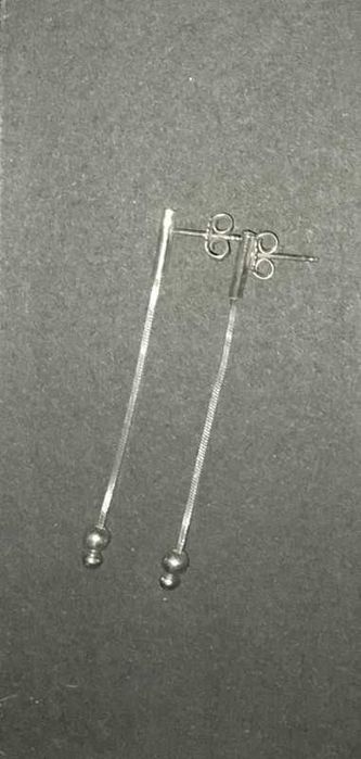 Brincos antigos,  compridos de prata contrastada.