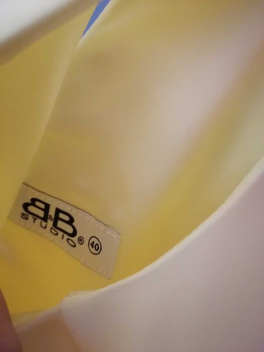 Sukienka BB Studio  L 40. Na żywo kolor jest ciemniejszy cytrynowy.