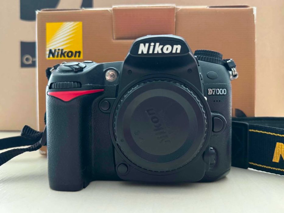 Nikon D7000 + AF-S DX 16-85 mm VR + SB-910 – kompletny zestaw, stan bardzo dobry