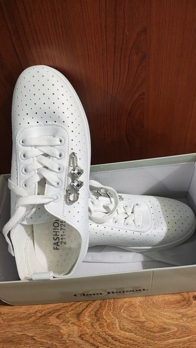 Perforowane trampki, rozmiar 39