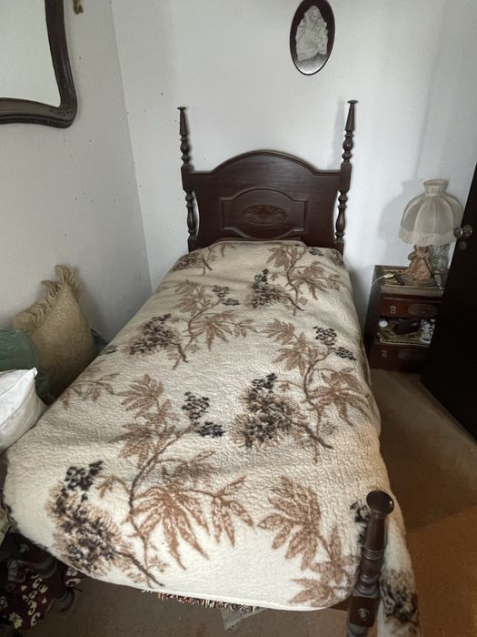 Cama de Solteiro e Mesa de Cabeceira