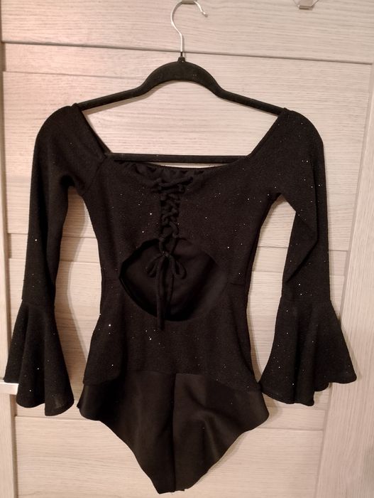 Bluzka z wycięciami na plecach