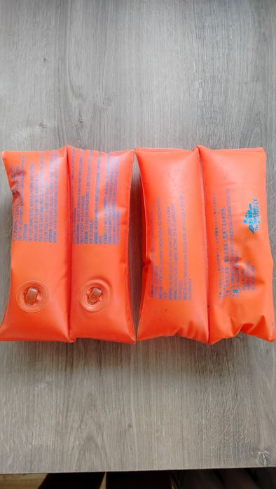 Pomarańczowe rękawki dziecięce do nauki pływania używane dmuchane